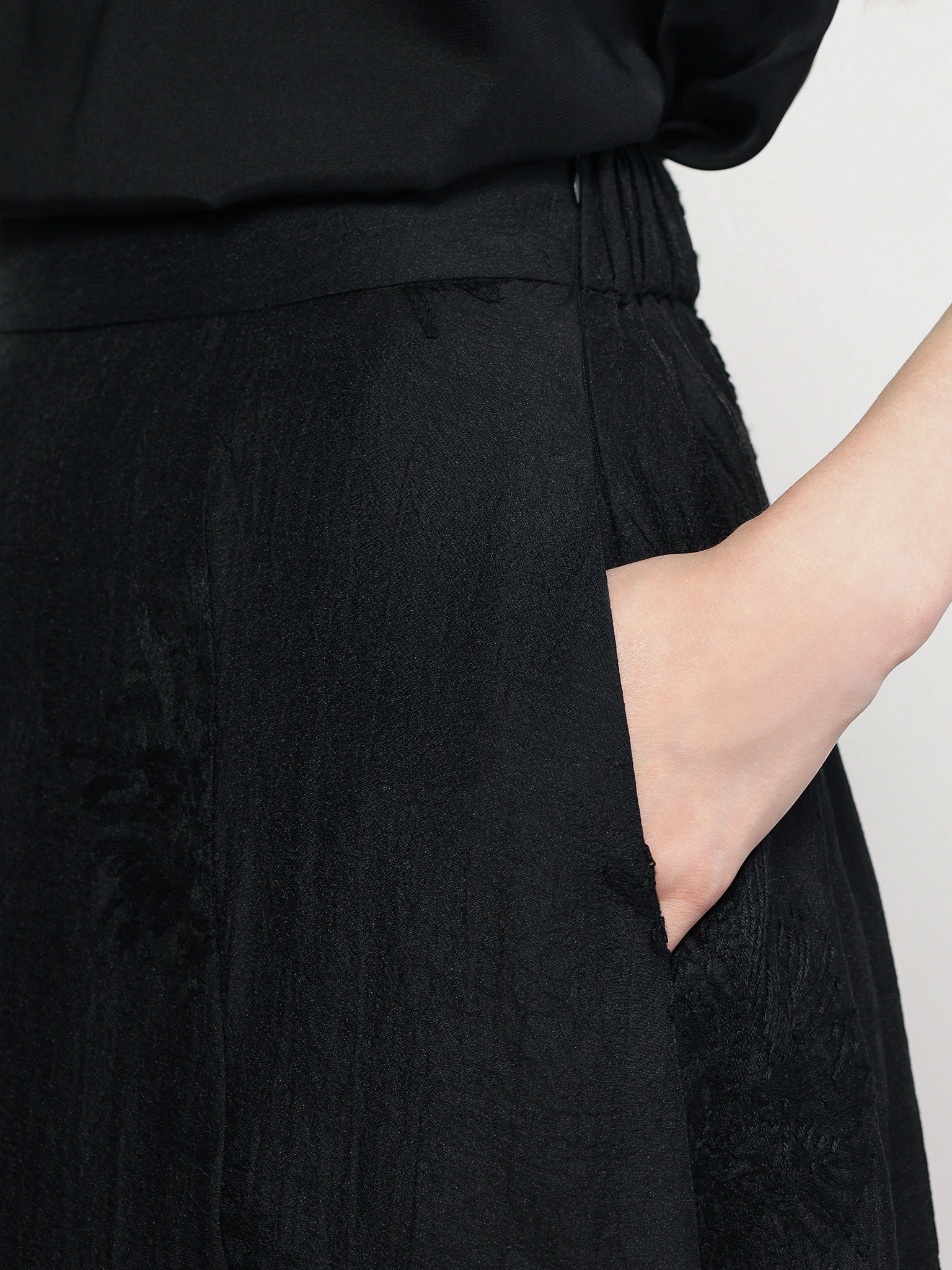 Юбка черного цвета с эластичным поясом